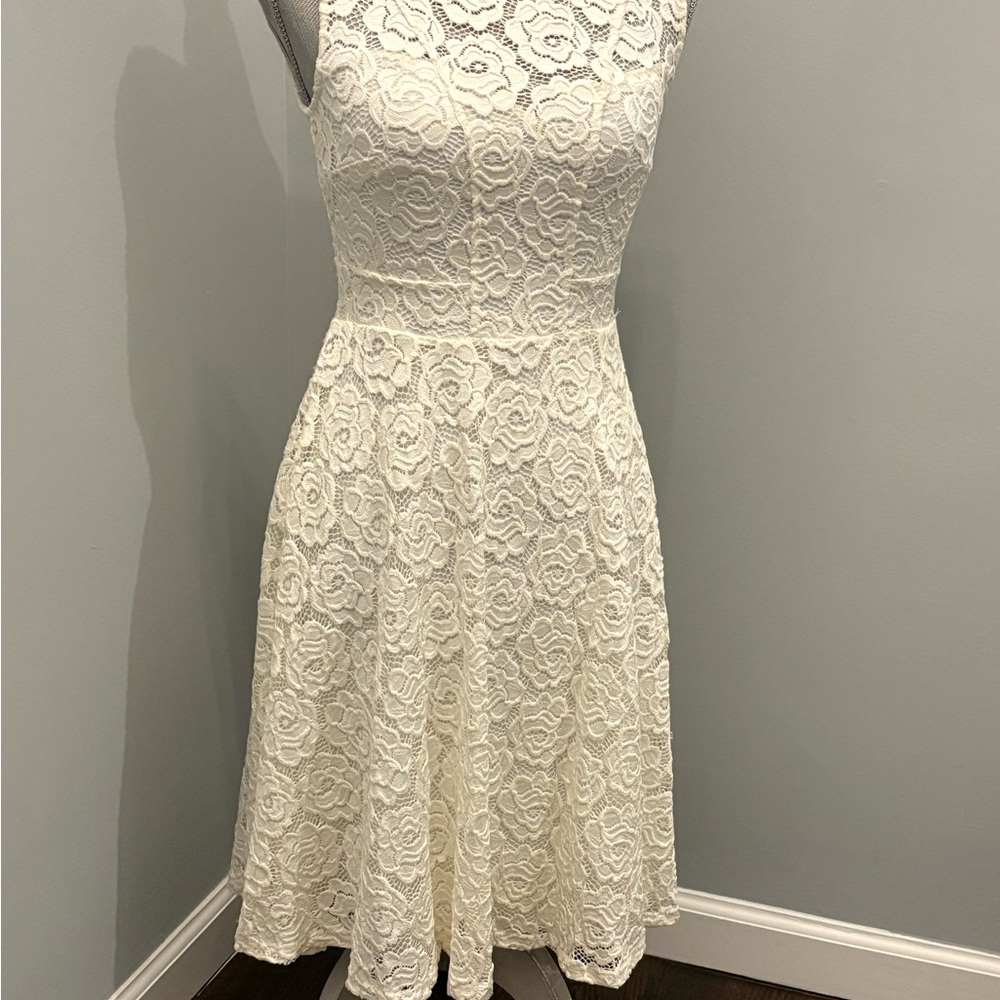 Elegant Lace Sleeveless Dress - White - Picture 3 of 5
